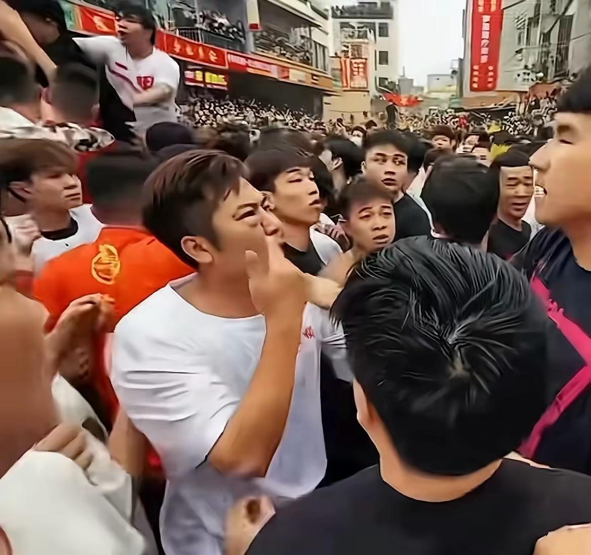 盐灶拖神。AI扩图 街头围观人群 潮汕盐灶拖神