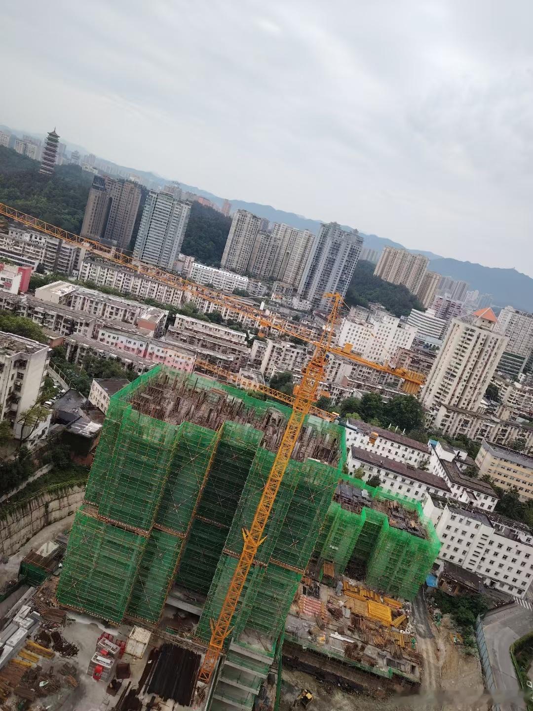 黄山黄河黄鹤楼对下联，我对青城青江青龙峡。黄山是安徽名山，青城山是四川名山;黄河