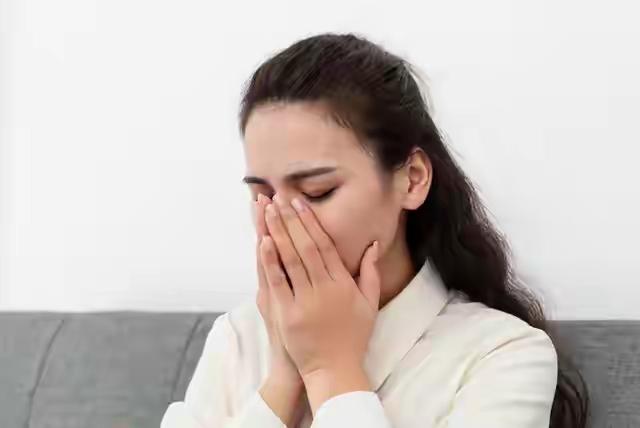 你有没有发现？我们最硬的时刻，不是打赢了多少仗，而是——摔断了腿不喊疼，加班到凌