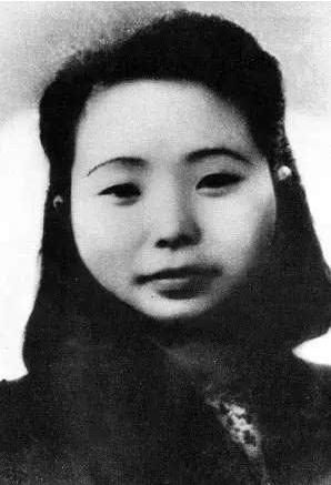 烈士江姐的儿子彭云在美国定居，中国记者问他为什么不肯回国？他的回答很现实，却也很
