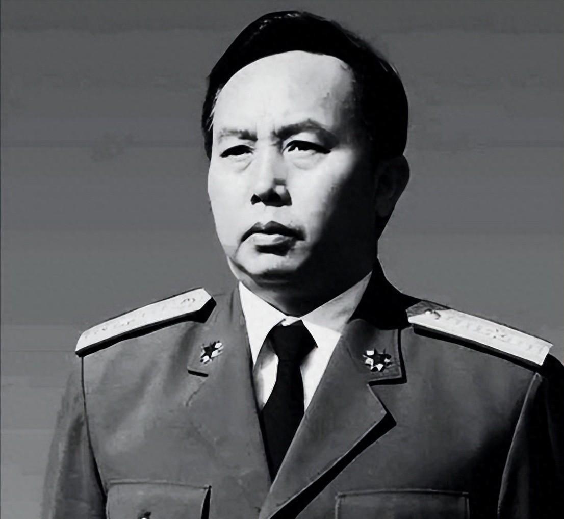 何其宗在自卫反击战中立下战功，1990年晋升中将，56岁退役原因至今仍有争议
1