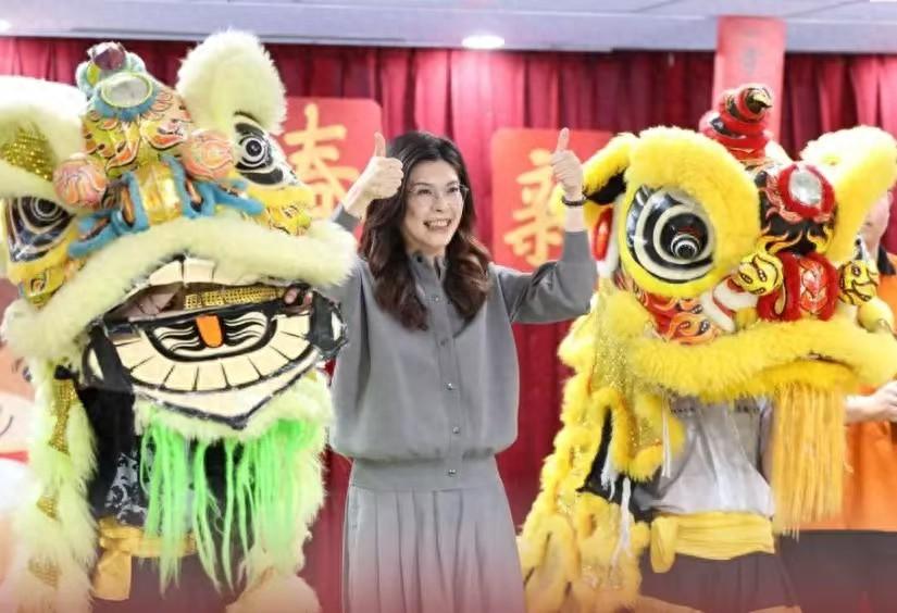 国民党主席郑丽文最近怕是体会到什么叫“举步维艰”了。
这边刚放出风声，说上半年要