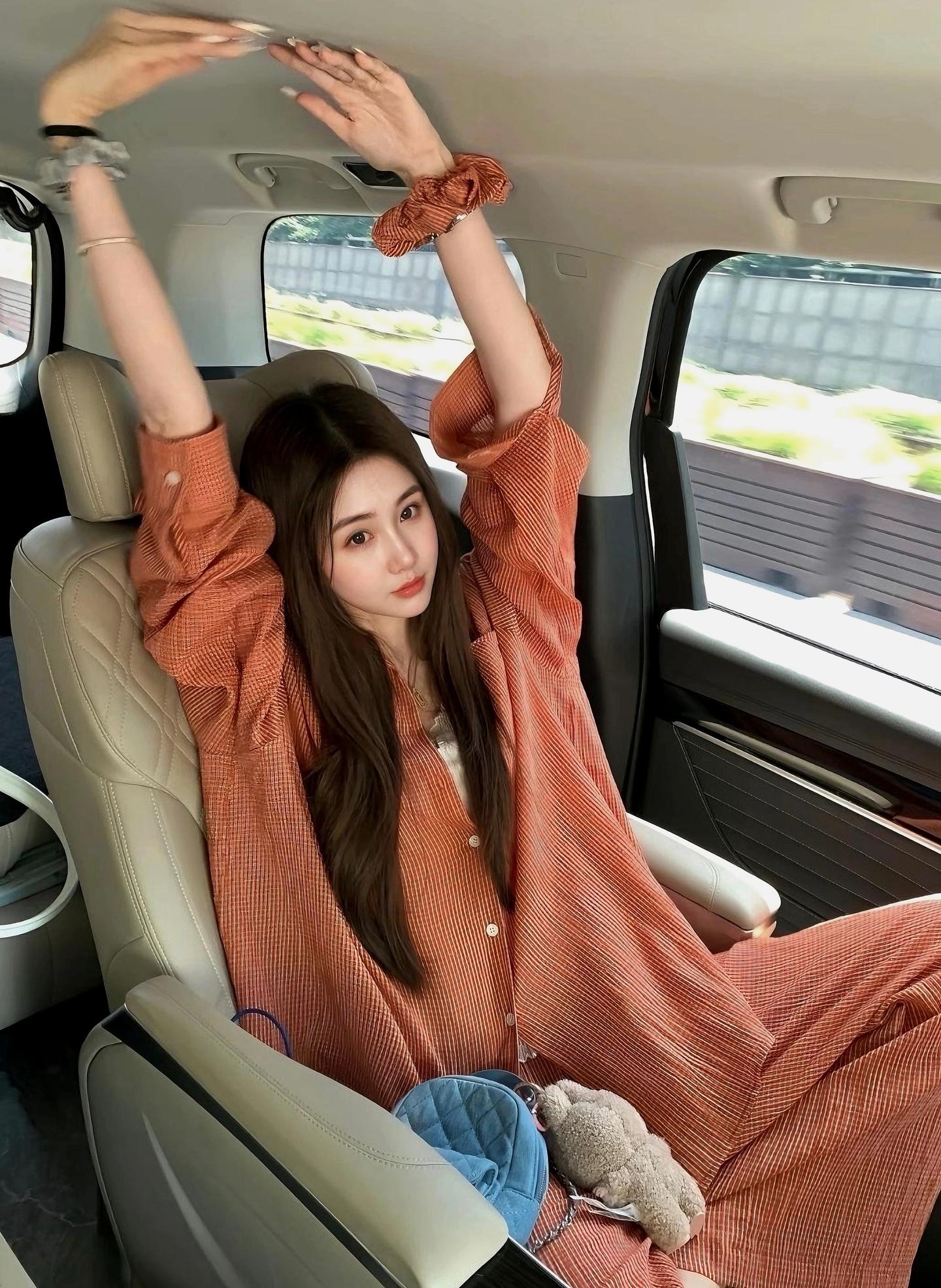 在自己的小世界里做最快乐的人，洒脱一些，世界并不需要你完美无缺