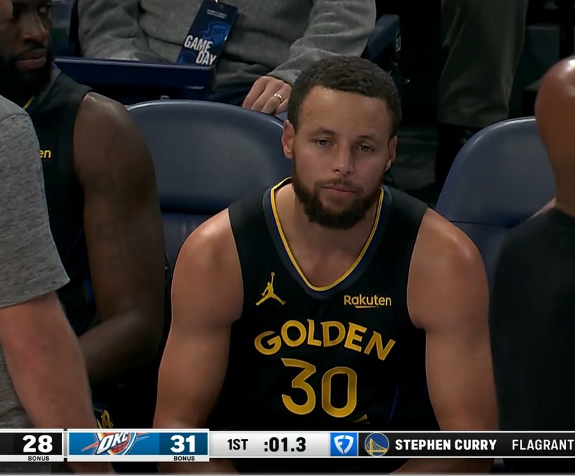 第一节比赛还剩1.3秒库里领到了个恶意犯规对面执行三罚