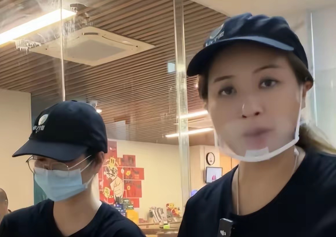 50 岁港星麦家琪广东开云吞店，靠双手挣钱，认真生活最值得掌声 