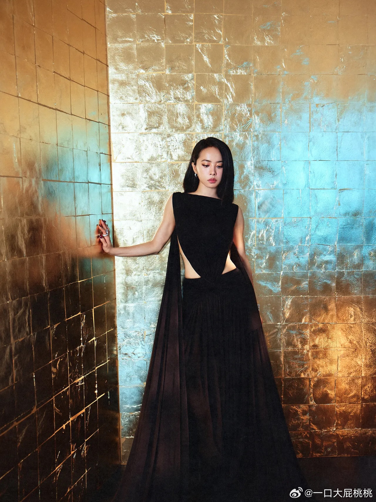 凭借专辑《Pleasure》获得8项大奖共9项提名的蔡依林现身金曲奖，今晚上身B