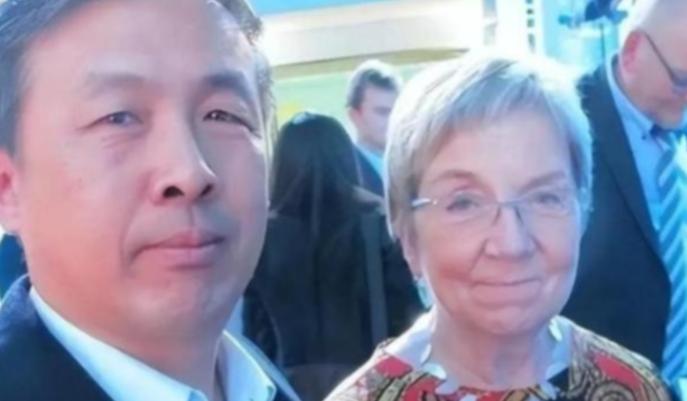 “晚一秒就万劫不复！中国该立刻向美国低头，交出发展权才能保命！”很多人现在再回头