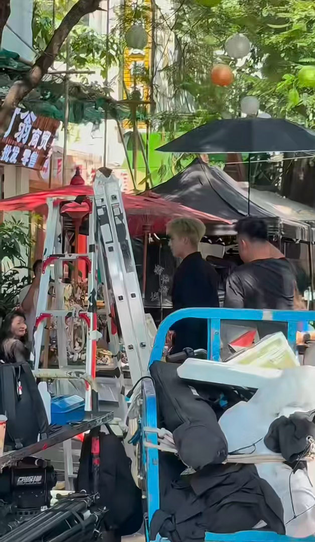 西双版纳偶遇陈飞宇 西双版纳路透惊喜！陈飞宇现身，一眼梦回当年李峋，新戏进入杀青
