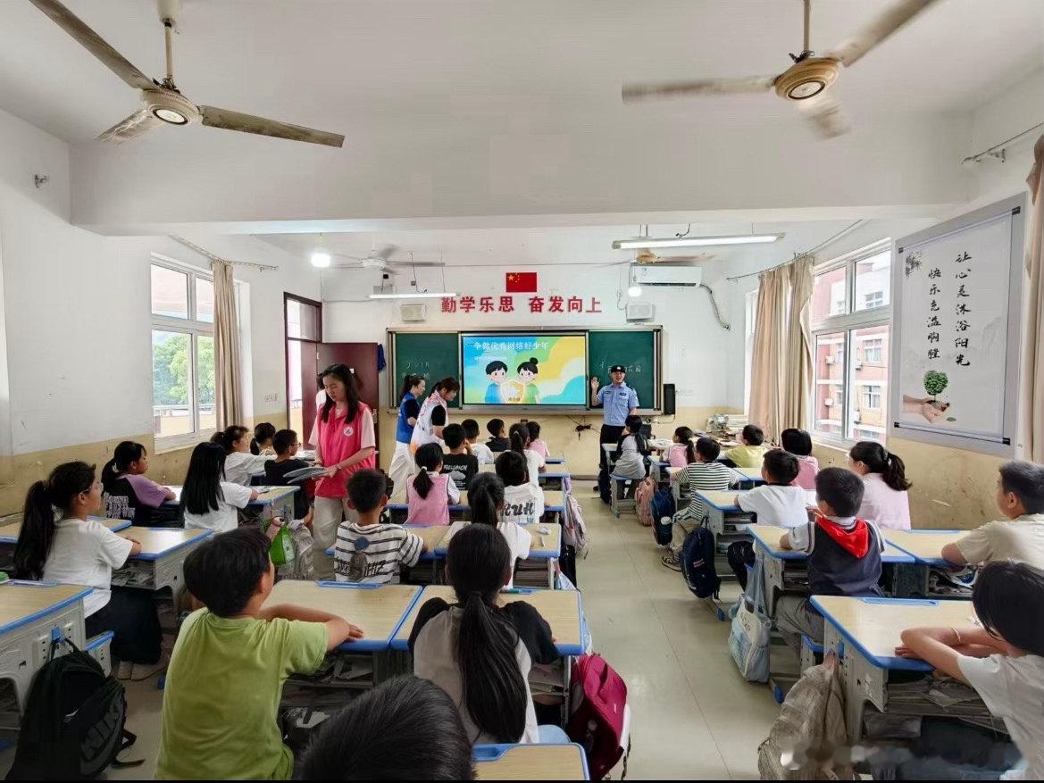 台州志愿者携手民警为少年撑起清朗网络晴空沉浸式科普网络安全知识，从源头引导青少年