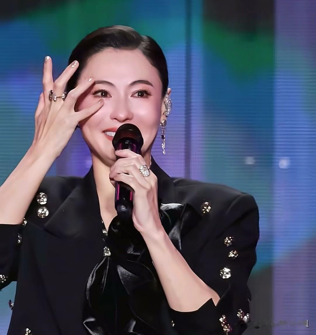 张柏芝登台庆生难掩动容落泪，扛起三个孩子的她，柔软藏于坚强之下。
张柏芝生日演唱