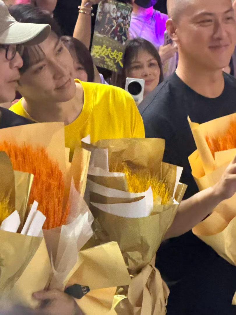 周星驰张艺兴双人饭撒张艺兴烧腿毛戏拍摄几十次 长沙路演双人饭撒太绝了，周星驰和张