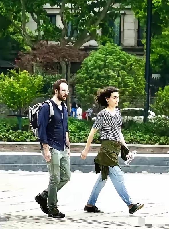别再觉得外来的就该特殊对待，成都宽窄巷子这件事，看得人大快人心。两名外籍游客吃完