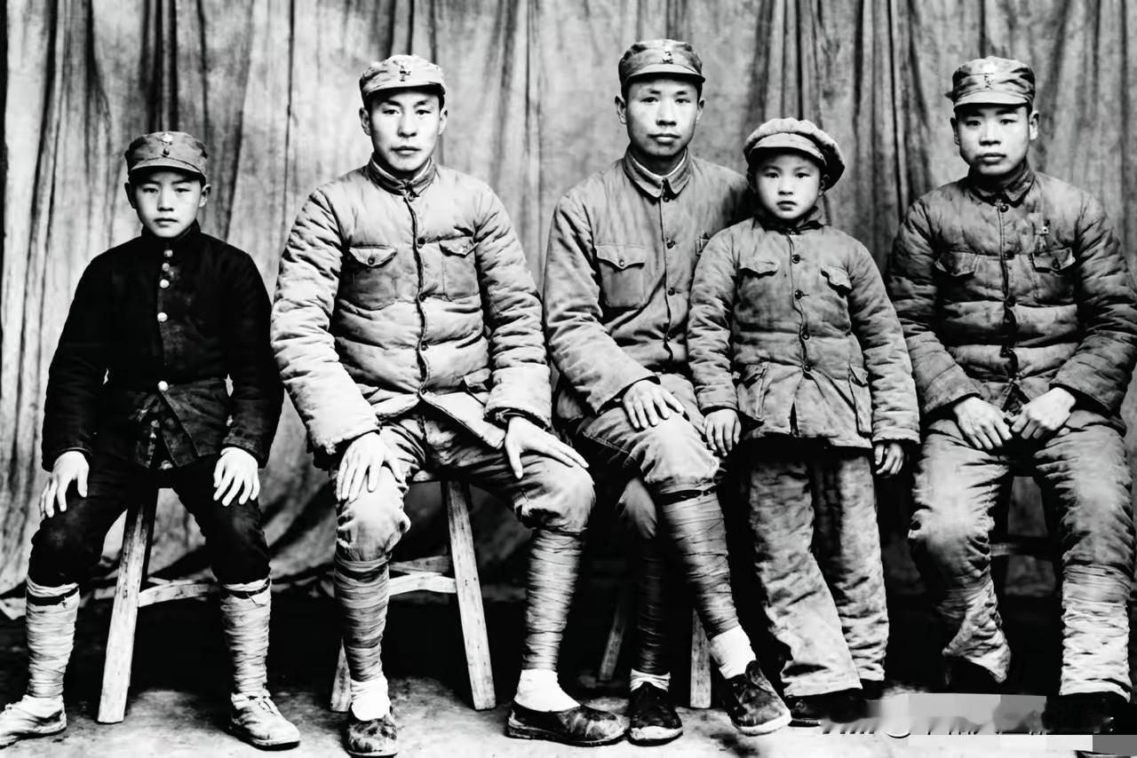 1938年延安，左起刘允斌、刘云庭、刘少奇、刘爱琴、刘允明。
​刘云庭是刘少奇二