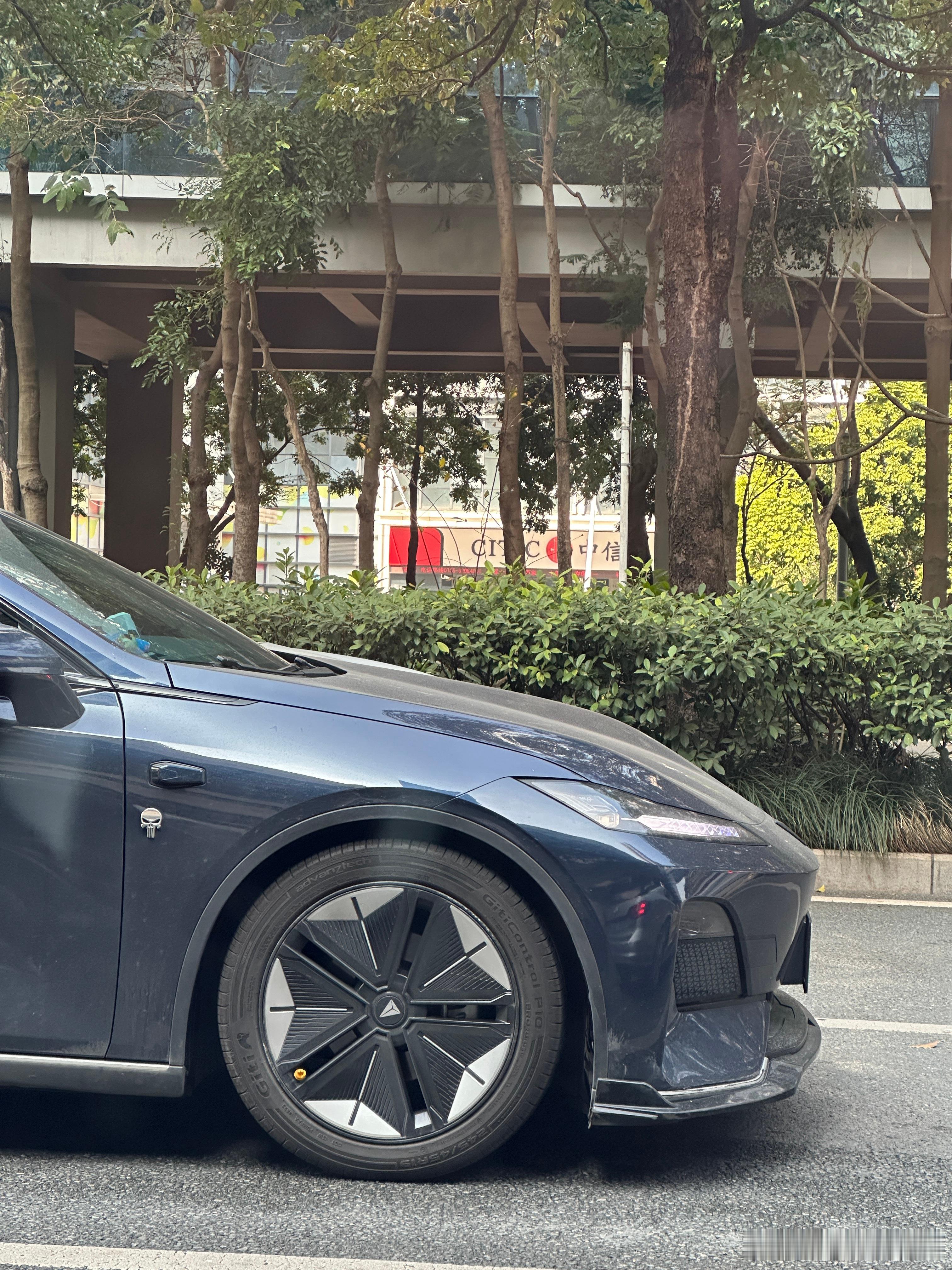 深蓝这车的车头有点意思非常有改装车的感觉也很时尚配上轮毂和低矮的车身非常好看我与