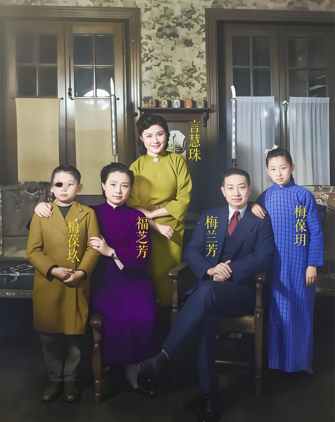 1943年，言慧珠刚刚拜入梅兰芳门下，时年二十四岁。在梅家听课之后，她和梅家人留
