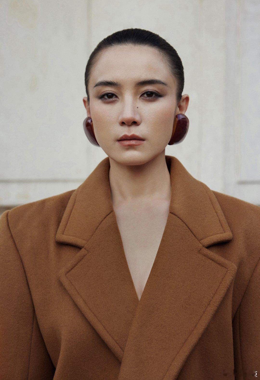 #宋佳车银优巴黎女装首秀造型# 宋佳的造型真是让人惊艳！身为全新代言人，她选择了