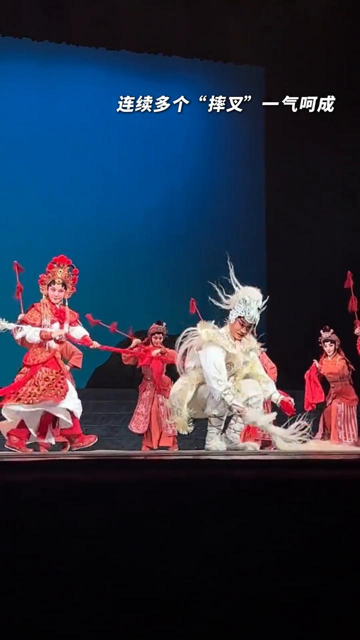台上一分钟台下十年功！豫剧《妇好》演员高难度动作频出，连续多个