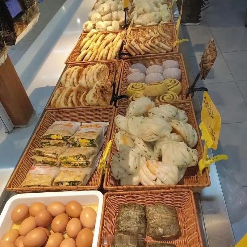 整个大厂圈都在晒同一份早餐在忙碌的日子里，这份联名面包的免费发放，就像冬日里的暖