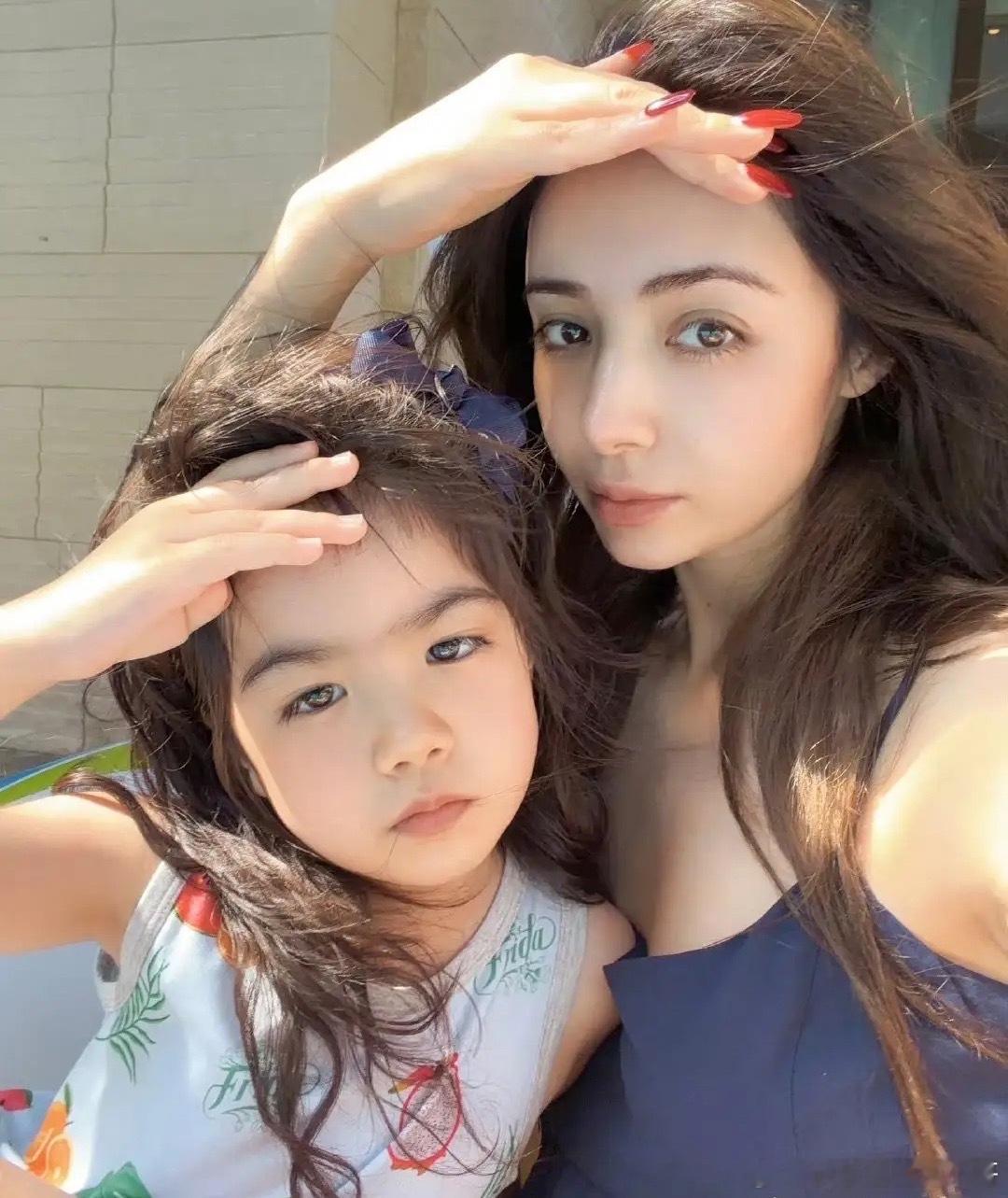 麦迪娜晒与女儿同框照姜潮女儿4岁了母女同框像复制粘贴！麦迪娜和4岁女儿艾米丽穿亲