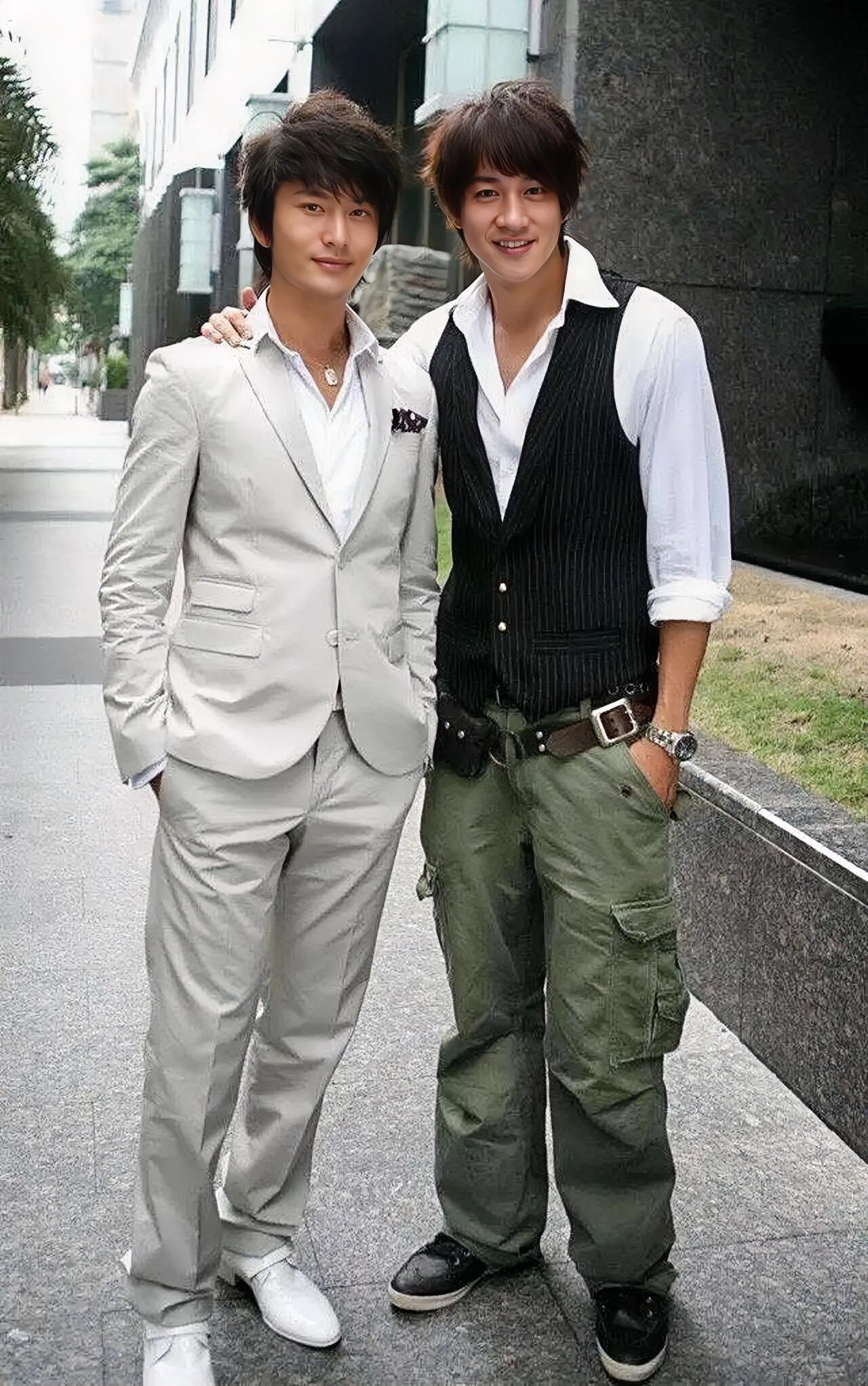 黄晓明鞋子起码增高5厘米以上
173加5等于178
何润东182加2厘米鞋子18