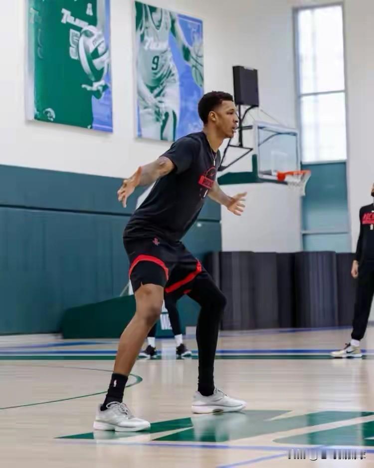 火箭大将小史密斯真是太会说话了！今天小史密斯在接受媒体采访时，聊到了队友申京入选