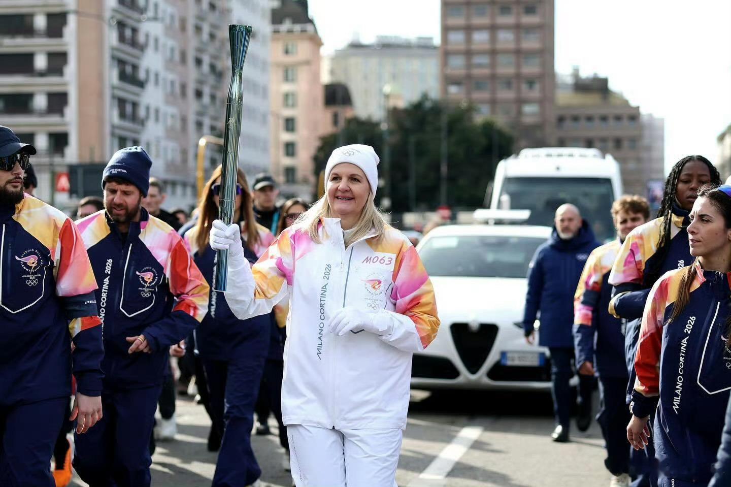 考文垂巴赫传递冬奥火炬 2026冬奥会火炬在米兰传递，国际奥委会主席考文垂、国际