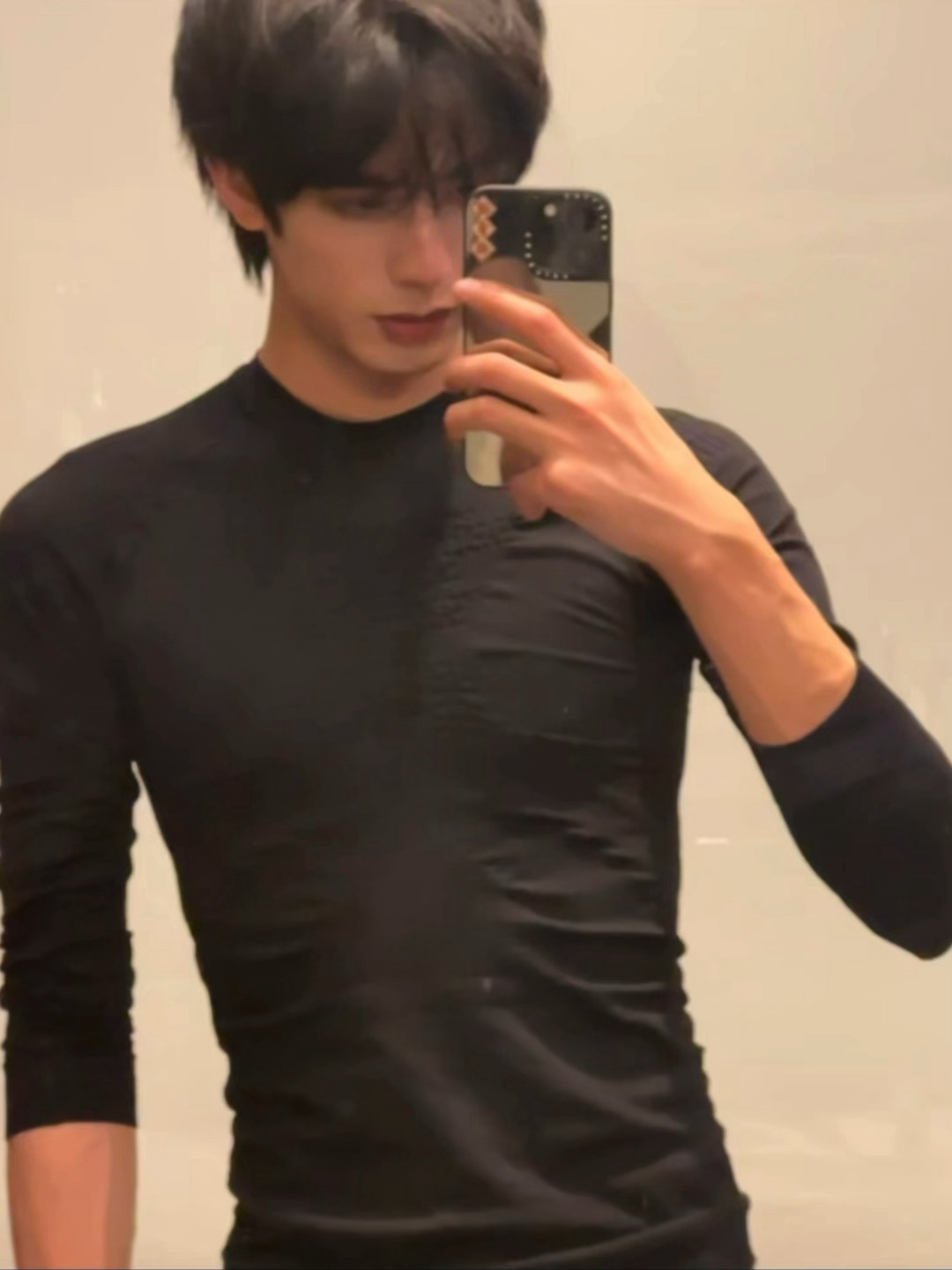 还有啥好说的了，我直接嗨daddy🥵龙儿速速把这张黑衣实况交出来！宋威龙黑衣胸