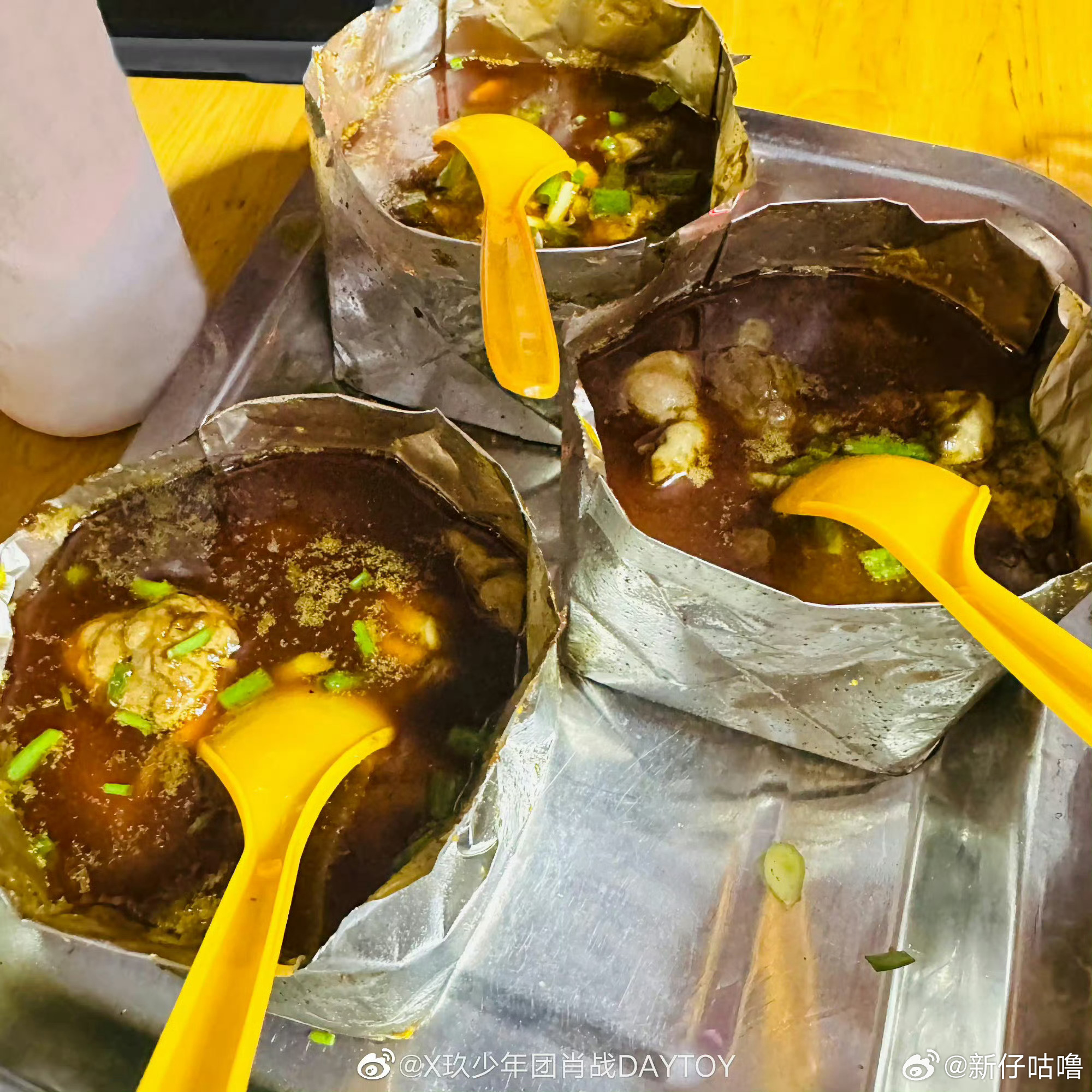 我曾经追过一个美食博主 不过他好久不更新了小红马听到肖战的名字就会有反应这匹小红