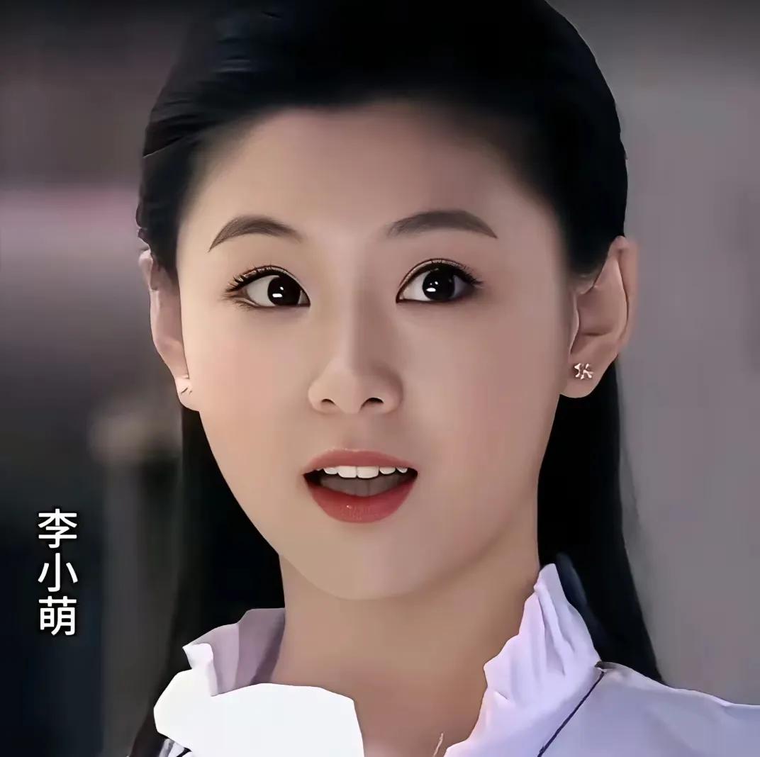同样是娃娃脸女星，李小萌温婉灵动，董洁清冷脱俗，赵丽颖娇俏灵动。
年少颜值巅峰当