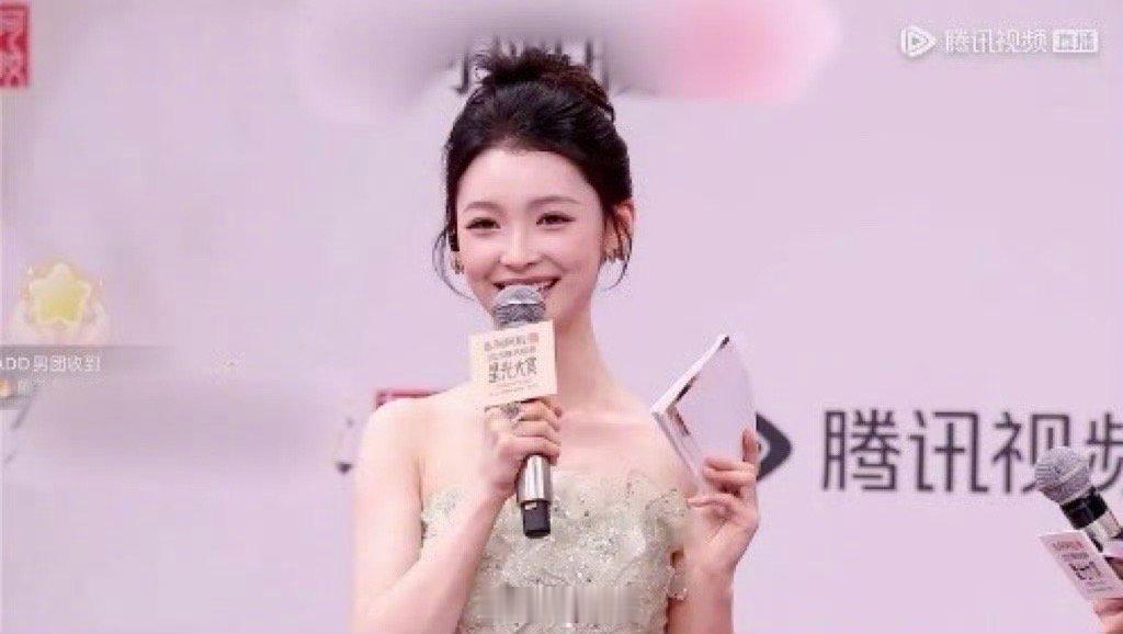 尚新月蝴蝶公主 尚新月就像一只刚刚破茧而出的蝴蝶公主，浅绿礼裙衬得她灵动又甜美。