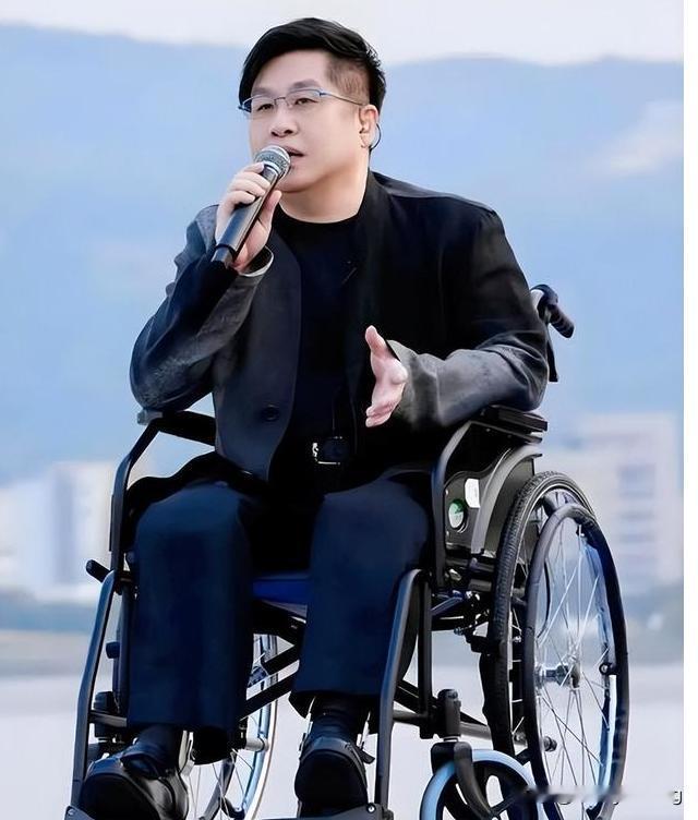 作为深圳的一员，本来不会对郑智化这种过气歌手有什么反感。但是自从去年深圳机场乘机