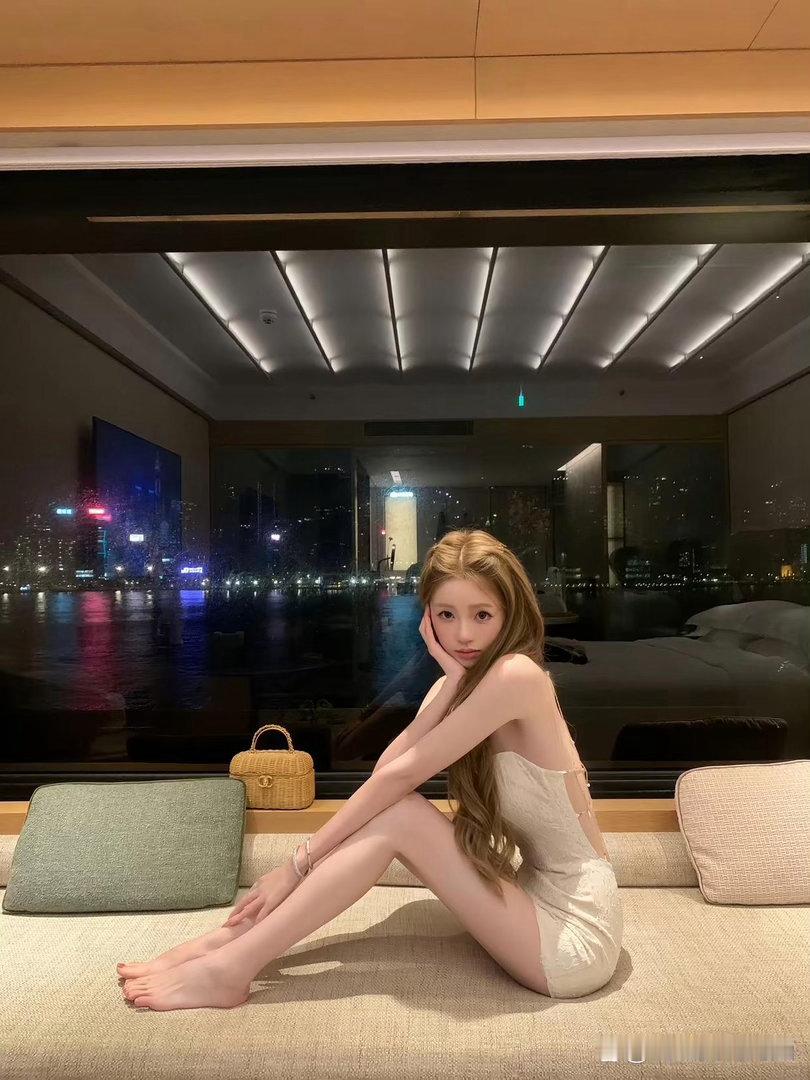 王思聪女友懒懒发美照配文“我的身材很曼妙”那身露背紧身裙本是派对、夜店和网红摆拍