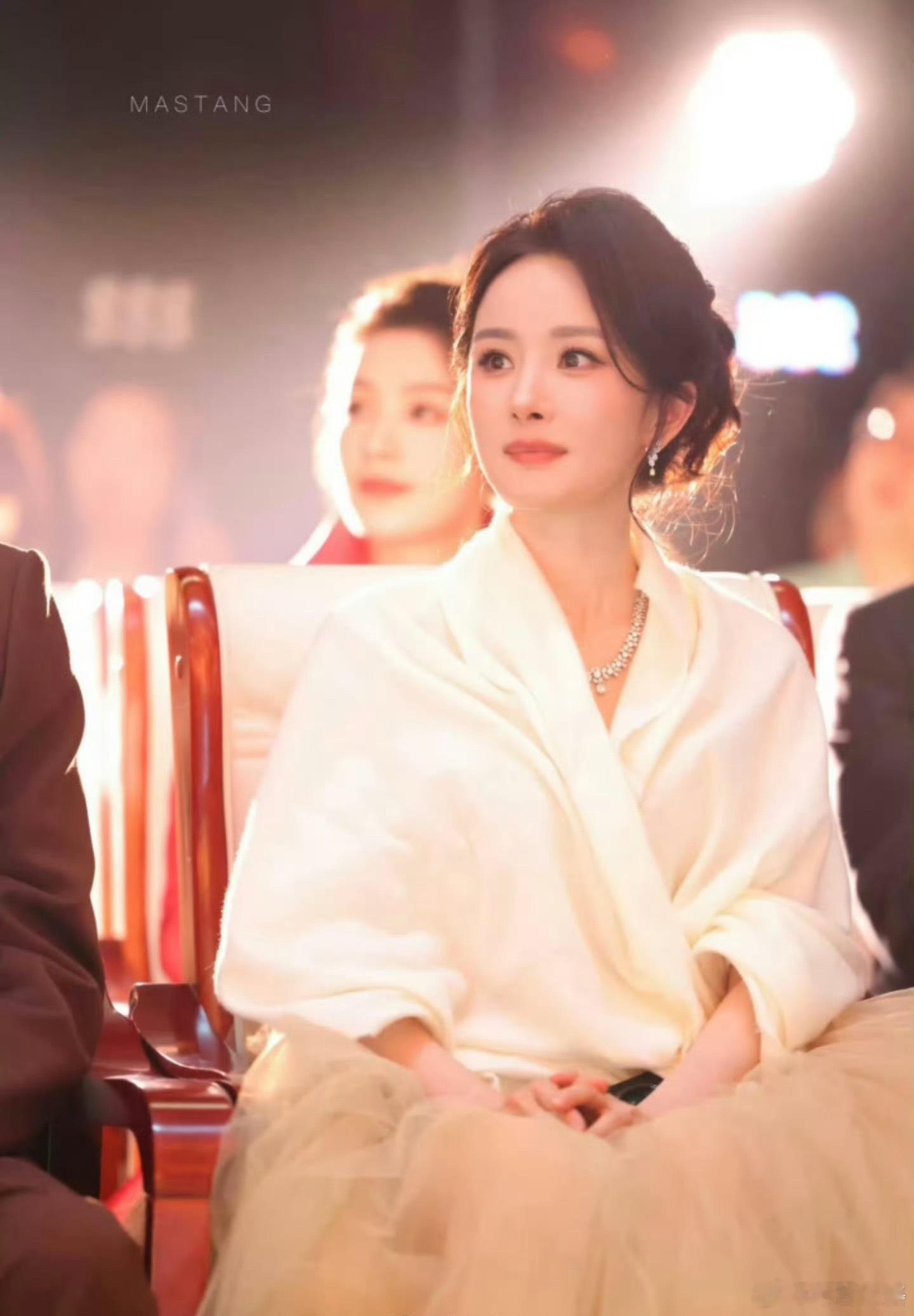 杨幂妈幂从当初的“少女幂”到现在的“妈幂”，感觉她这几年气质真的沉淀下来了。少了