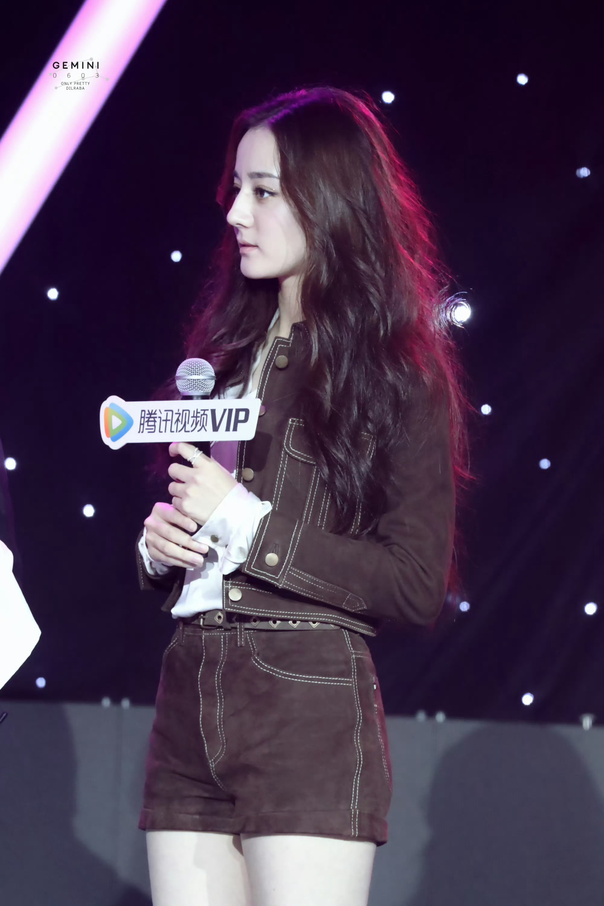 成为首位女rh品牌解决的艺人迪丽热巴你好样的迪丽热巴 ​​​