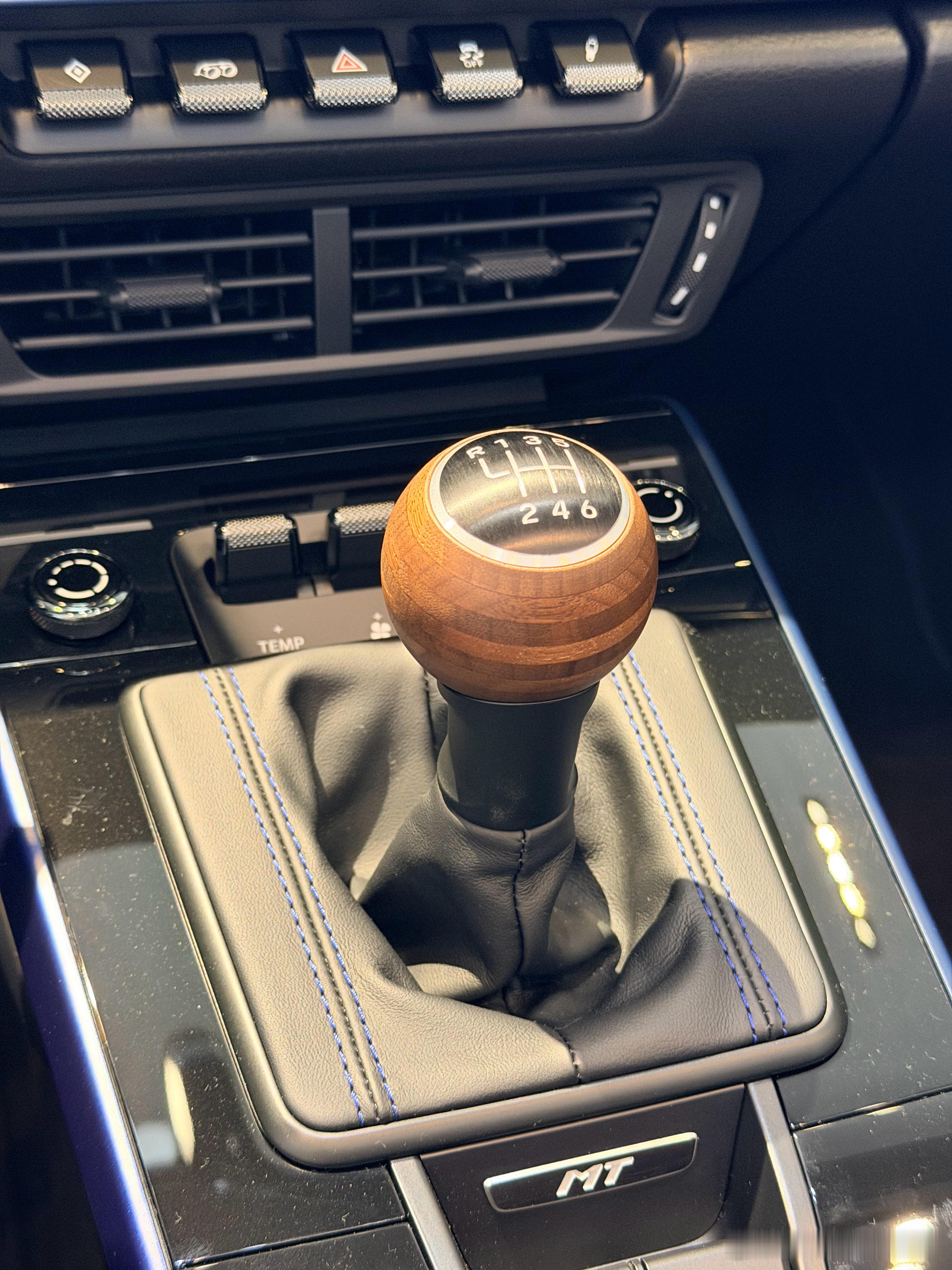 992.2卡雷拉T的手动挡从.1的7MT换成了6MT，换档手感提升明显。去年要有