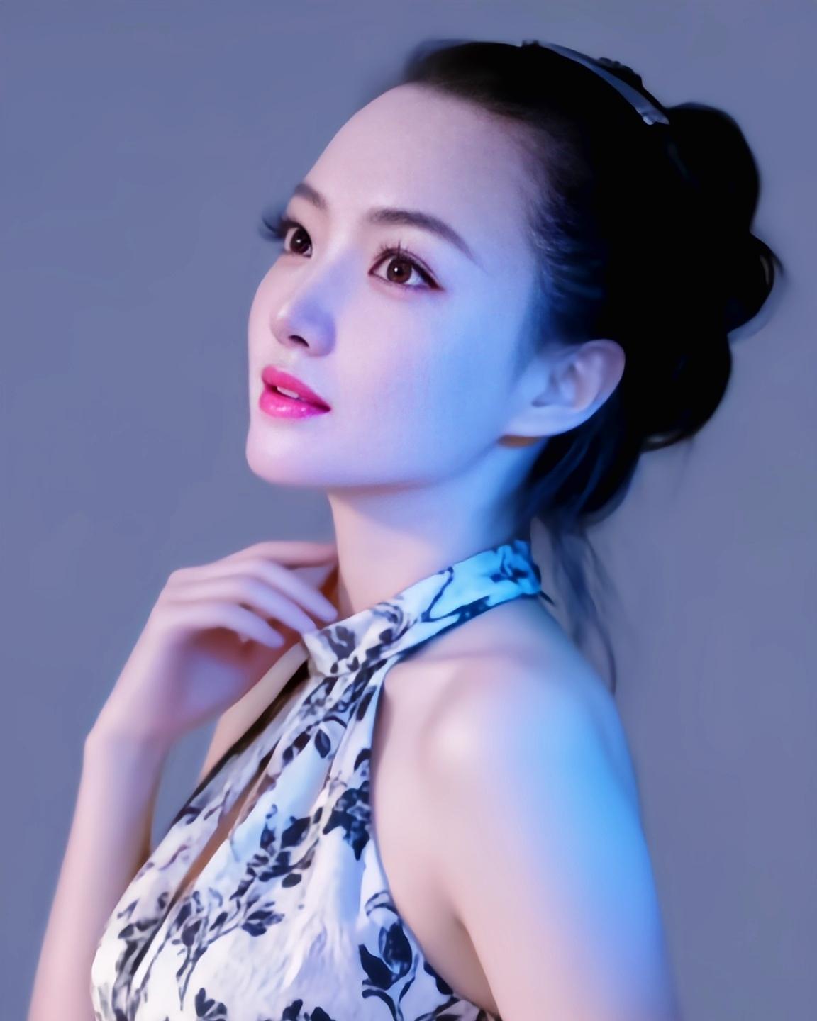 做人实不易，
家庭最大的悲哀，
并非贫穷或疾病。
许多家庭对外人客客气气，
对家