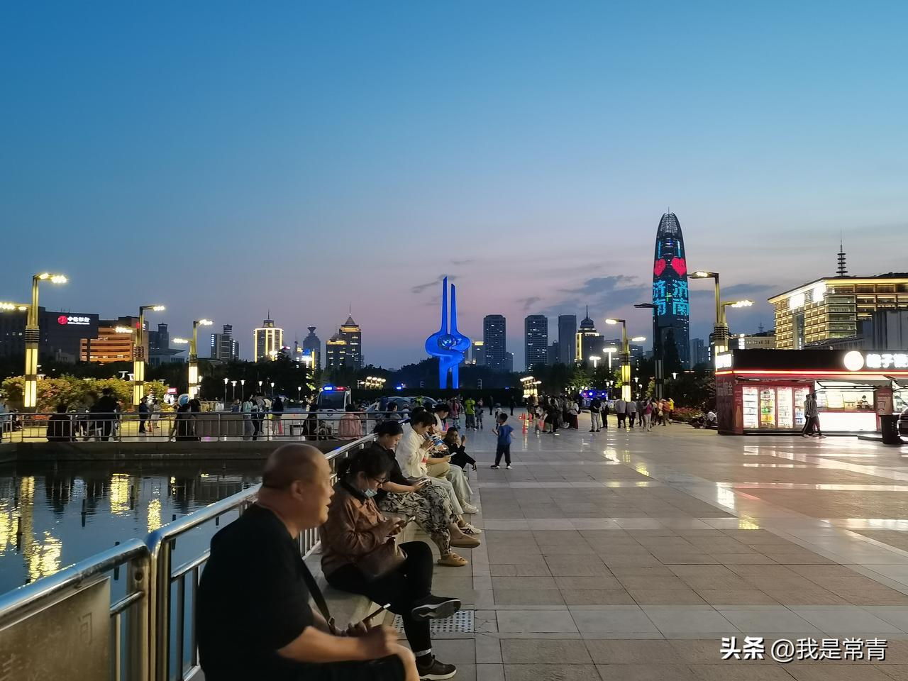 济南泉城广场的夜景，那叫一个绝！夜幕降临，华灯初上，广场瞬间变成了梦幻世界。
广