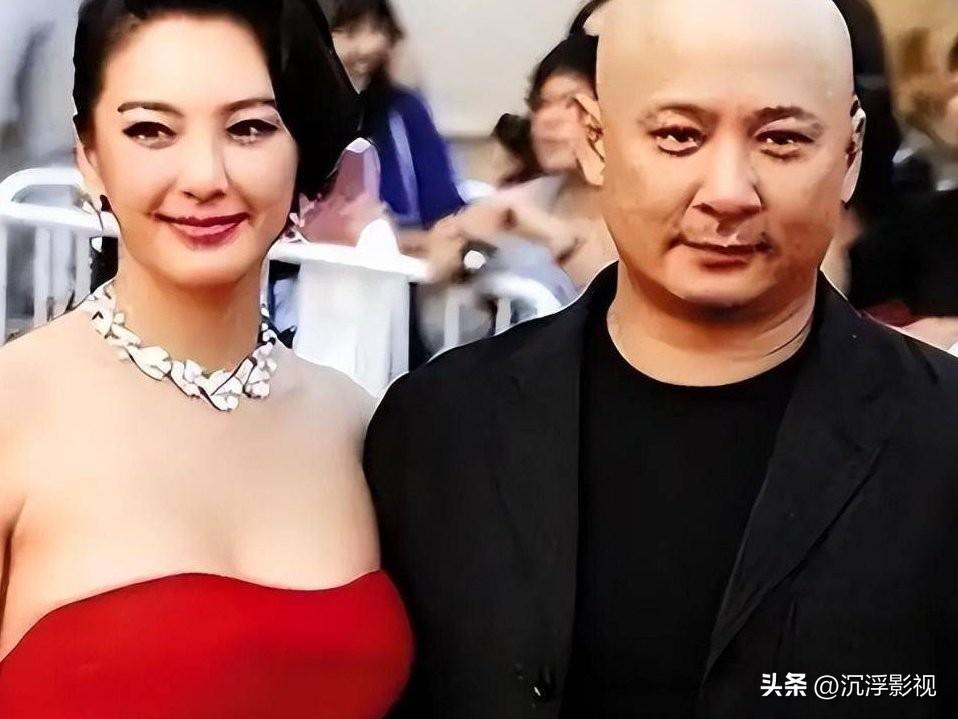王全安当着30多人的面把张雨绮的肚兜扯了下来，都没有人去清理现场。段奕宏满头大汗