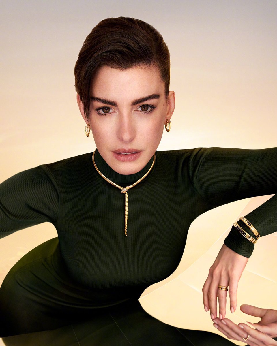 宝格丽全球品牌代言人安妮·海瑟薇（Anne Hathaway）与普丽扬卡·乔普拉