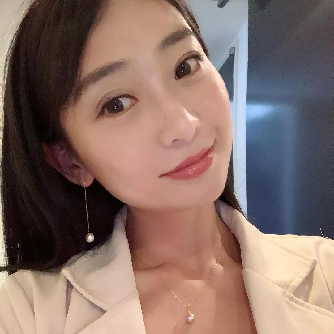 优雅妆容，珍珠耳环，气质迷人