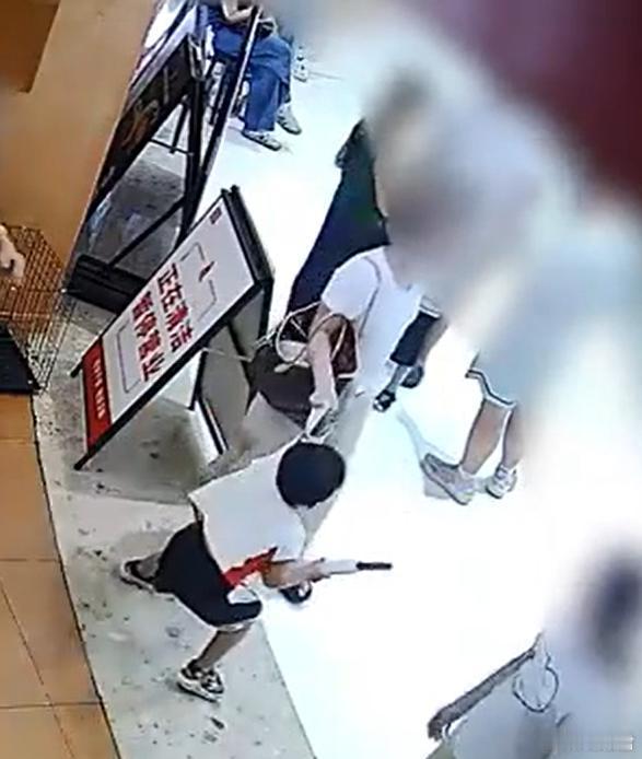 这件事情一开始就搞错了。三次调解，两次120，一个4岁孩子脖子上带着勒痕。这事最