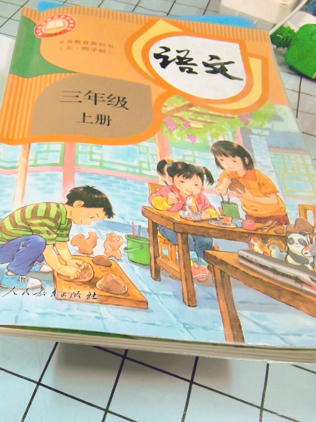现在的熊孩子上个学，忙的是家长，贴书皮都得家长来[笑cry]我家的更牛，课还没上