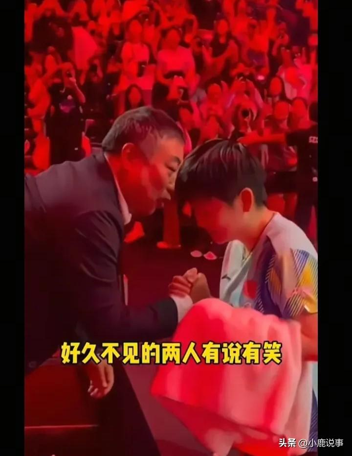 孙颖莎这次赢麻了，
比四强更让人动容的是赛后温情。新加坡大满贯赛场，她4-2击败