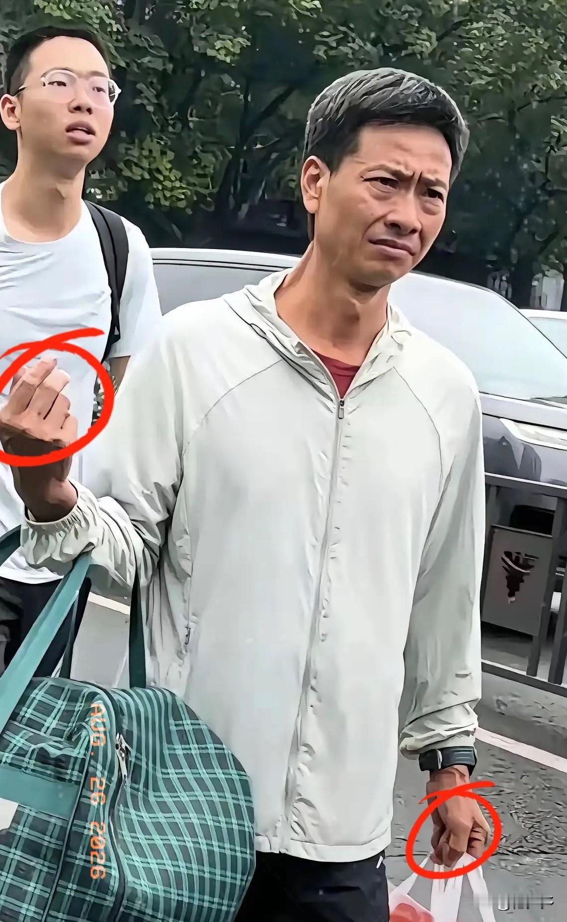 浙大开学那天，人群里那个背着铁丝捆扎编织袋的背影，看得我心里不是滋味。

身穿泛