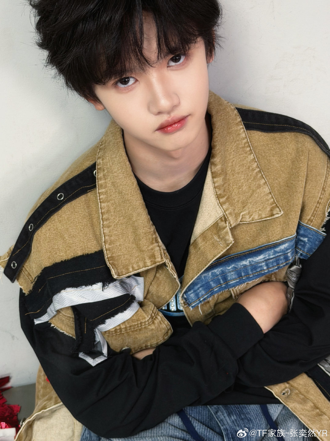 张奕然午休随拍  张奕然午休随拍来啦！的笑容也太可爱了吧，一整个被治愈到啦