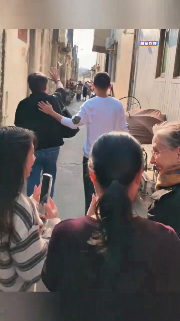 周华健带着家人回到家乡了。
喜欢就点个关注吧。