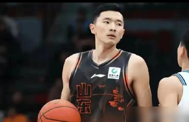 550万顶薪签下的神射手，突然不会投篮了。
他把球举过头顶，那个曾经闪电般出手