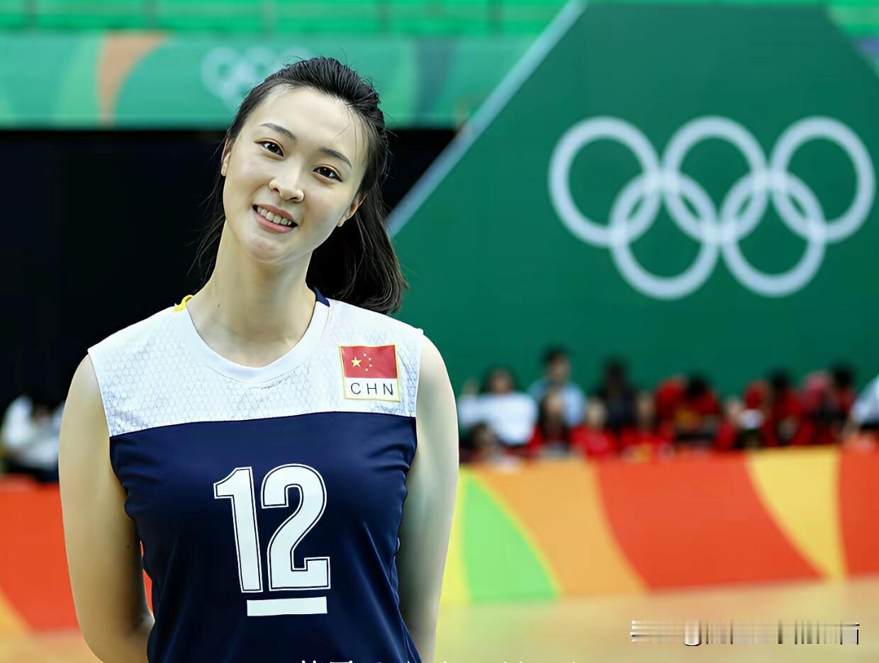 穿着运动服的惠若琪有着一种别样的美，我觉得她是排球女运动员里最有气质的一样。 