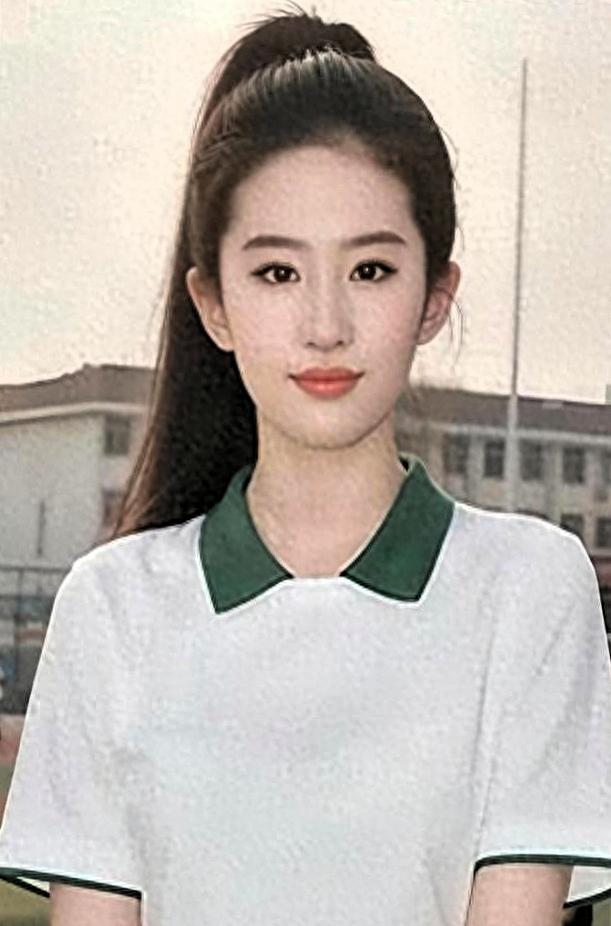 宝子们快看这组对比！14岁的刘亦菲满脸胶原蛋白，扎着简单马尾，笑起来眼睛弯成月牙