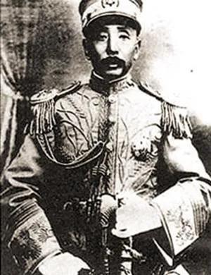 1891年，16岁的张作霖刚上床准备睡觉，却发现一个女人躺在自己的被窝里，他吓得